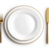 Assiettes et couverts dorés