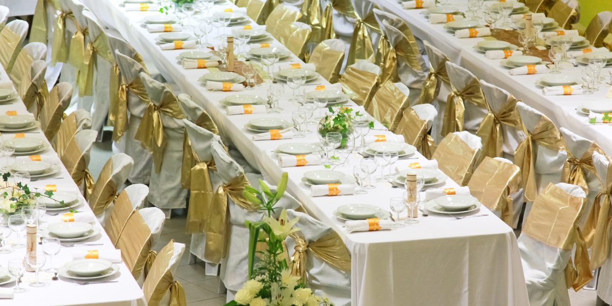 Wedding white reception place ready for guests. table repas